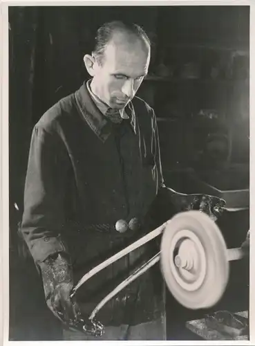 Foto Bert Sass Berlin, Metallschlosser an einer Poliermaschine