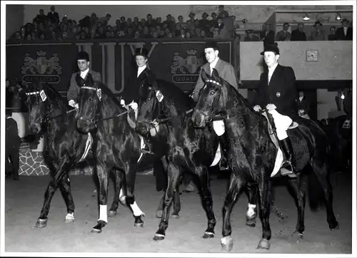 Foto Bert Sass Berlin, Internationales Springreitturnier, Springreiter zu Pferd, Gruppenbild