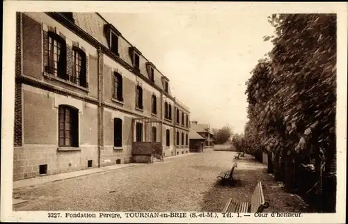 Ak Tournan en Brie Seine et Marne, Cour d'honneur, Fondation Pereire