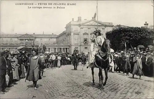 Ak Compiègne Oise, Fêtes de Jeanne d'Arc, Le cortége devant le Palais