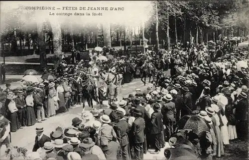 Ak Compiègne Oise, Fêtes de Jeanne d'Arc, Le cortége dans le forêt