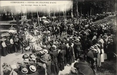 Ak Compiègne Oise, Fêtes de Jeanne d'Arc, Le cortége dans la forêt