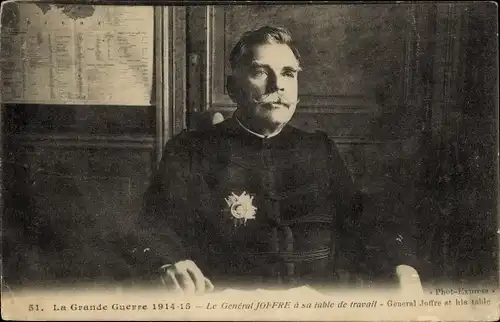 Ak General Joseph Joffre a sa table de travai