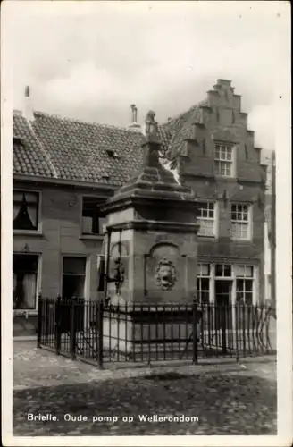 Ak Brielle Südholland, Oude pomp op Wellerondom