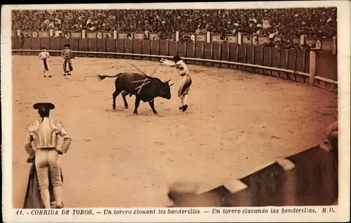 Ak Stierkampf, Corrida de Toros, un torero clouant les banderilles