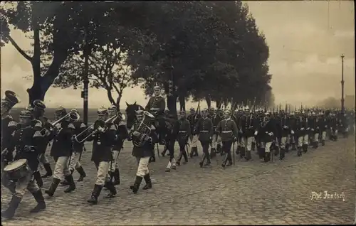 Ak Deutsche Soldaten beim Marschieren und Musizieren, Kaiserzeit, Pickelhaube