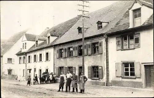 Foto Ak Epfenhofen Blumberg am Schwarzwald, Straßenpartie, Handwerker