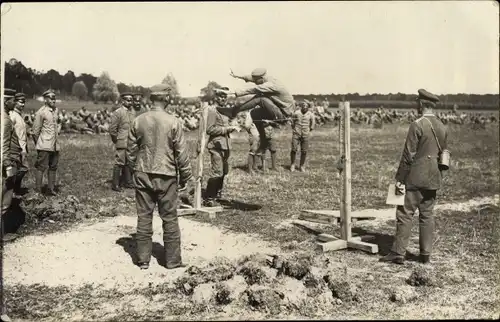 Foto Ak Deutsche Soldaten zur Kaiserzeit beim Hochsprung, Gasmaskendose