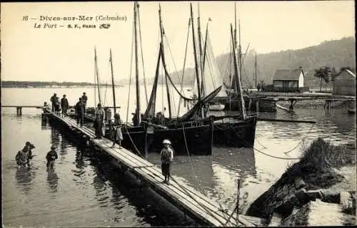 Ak Dives sur Mer Calvados, Le Port, Fischerboote