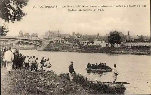 Ak Compiègne Oise, Le 54. Infanterie passant l'Aisne en Radeau à Choisy au Bao