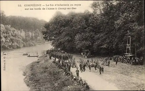 Ak Compiègne Oise, Le 54. Infanterie au repos sur les bords de l'Aisne à Choisy au Bac