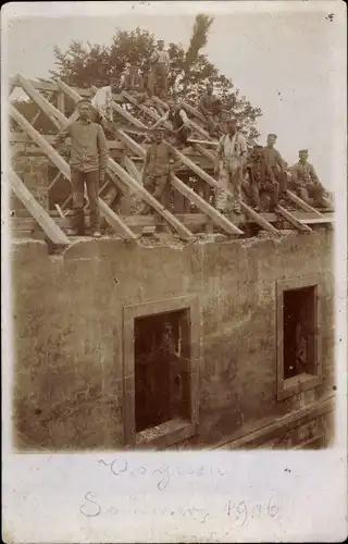 Foto Ak Soldaten auf einer Hausruine, I. WK