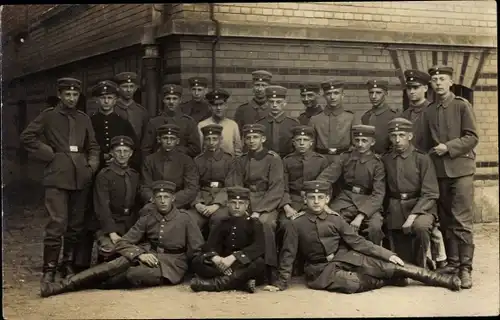 Foto Ak Soldaten in Uniformen