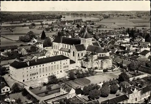 Ak Saint Benoit sur Loire Loiret, La Basilique, Vue aérienne