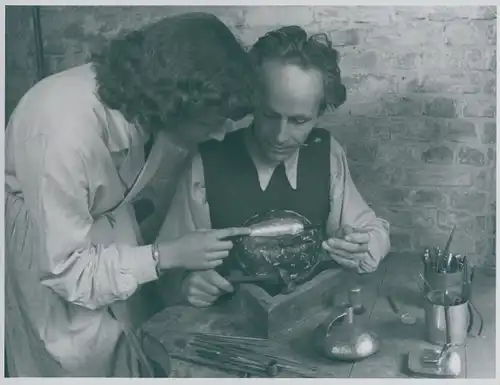 Foto Bert Sass Berlin, Handwerker bei der Arbeit in der Werkstatt, Kleinkunst, Metallbearbeitung