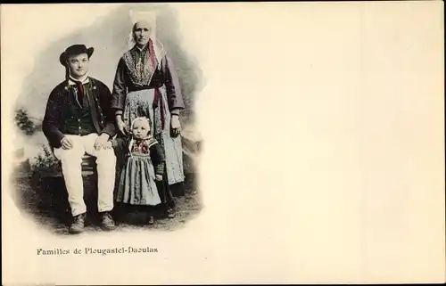 Ak Familles de Plougastel Daoulas Finistère, bretonische Trachten