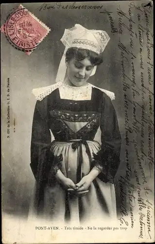 Ak Pont Aven Finistère, Tres timide, Frau in bretonischer Tracht