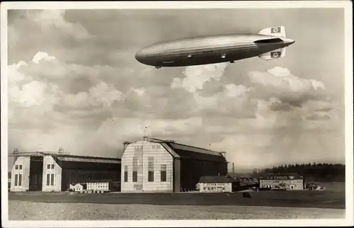 Ak Friedrichshafen am Bodensee, Zeppelin Luftschiff LZ 129 Hindenburg über der Luftschiffwerft