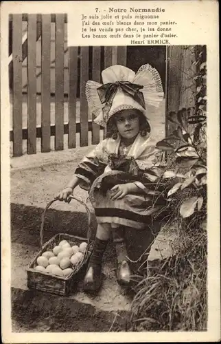 Ak Notre Normandie, Mädchen in normannischer Tracht, Eier