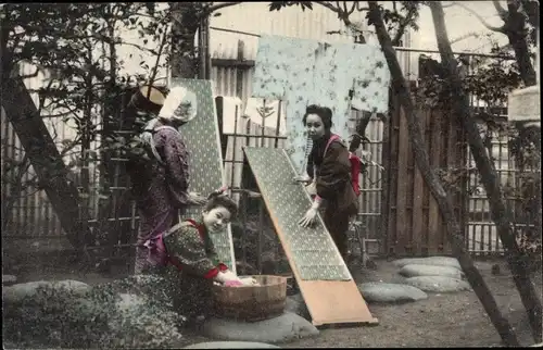 Ak Japan, Drei Japanerinnen in Kimonos beim Waschen