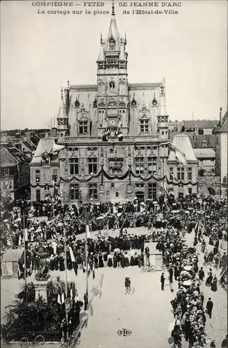 Ak Compiègne Oise, Jeanne D'Arc Festival, Versammlung auf dem Platz vor dem Rathaus