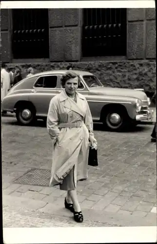 Foto Ak Frau in Trenchcoat, Automobil