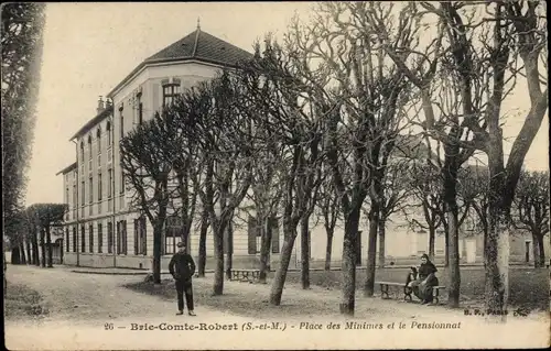 Ak Brie Comte Robert Seine et Marne, Place des Minimes et le Pensionnat