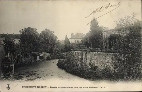 Ak Brie Comte Robert Seine et Marne, Fossés et restes d'une tour du vieux, Château