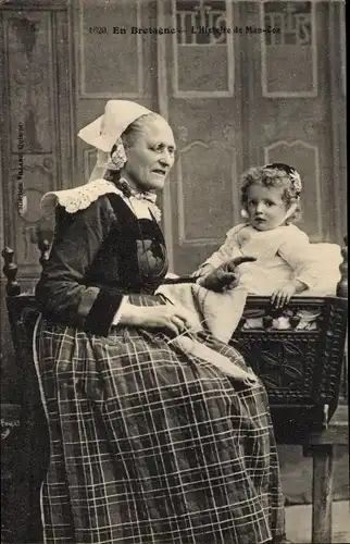 Ak Bretagne, Frau und Kind in bretonischen Trachten
