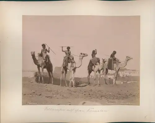Foto Peridis, Sudanesen auf ihren Kamelen mit Lanzen, El Qantara Ägypten, Bahnstation am Sueskanal