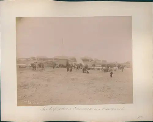 Foto Peridis, Sudanesen auf ihren Kamelen mit Lanzen, El Qantara Ägypten, Bahnstation am Sueskanal