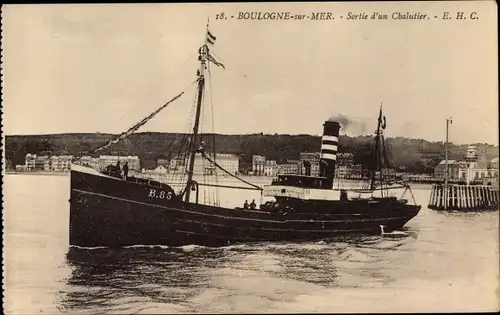 Ak Boulogne sur Mer Pas de Calais, Sortie d'un Chalutier