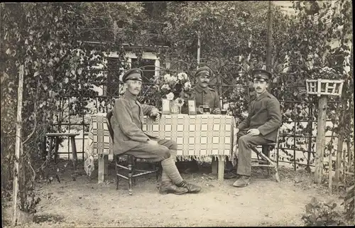 Foto Ak Gruppenbild deutsche Soldaten am Tisch, Kaiserreich