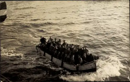 Foto Ak Deutsche Soldaten, vollbesetztes Boot, Kaiserreich