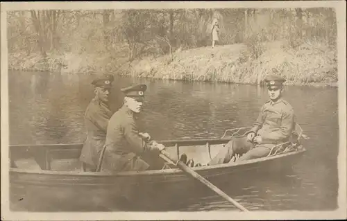 Foto Ak Gruppenbild deutsche Soldaten, Boot, Rudern, Kaiserreich