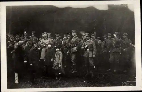Foto Ak Gruppenbild deutsche Soldaten, Kinder, Kaiserreich