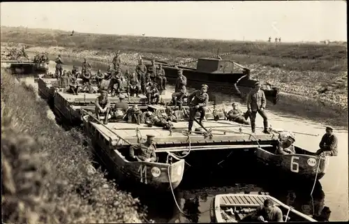 Foto Ak Gruppenbild deutsche Soldaten, Pontonbrücke, Kaiserreich