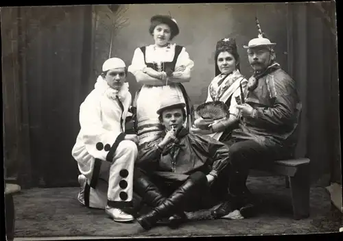 Foto Ak Faschingsgruppe, Gruppenbild, Clown, Damen in Tracht