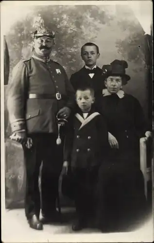 Foto Ak Deutscher Soldat im Kaiserreich mit seiner Familie, Portrait