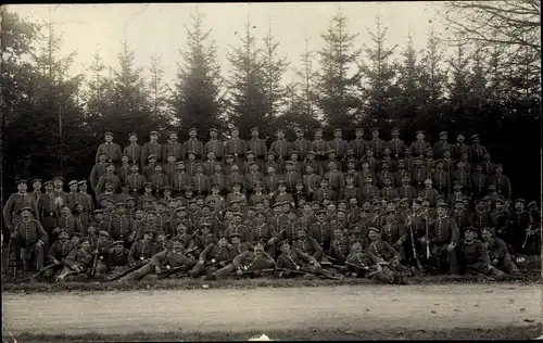 Foto Ak Soldaten in Uniformen, Gruppenaufnahme