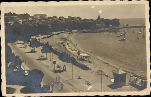 Foto Ak Alpes Maritimes, Blick auf einen Ort, Strandpartie