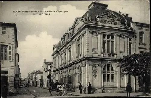 Ak Rochefort sur Mer Charente Maritime, La Caisse d'Epargne, La Rue Thiers