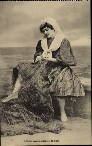 Ak Sablaise racommodeuse de filets, Frau in Tracht