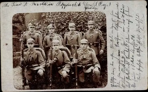Foto Ak Deutsche Soldaten, Gruppenbild mit Gewehren, Pickelhauben mit abmontierten Pickeln, I. WK