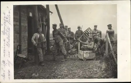 Foto Ak Deutsche Soldaten albern herum, Gruppenbild, Stahlhelm