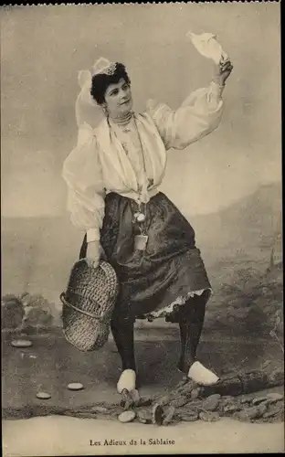 Ak Les Adieux de la Sablaise, Frau in Tracht