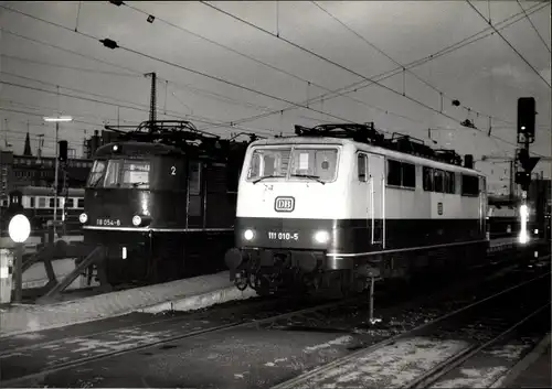 Foto Nürnberg in Mittelfranken Bayern, Deutsche Eisenbahn, Lokomotiven 111010 und 118054