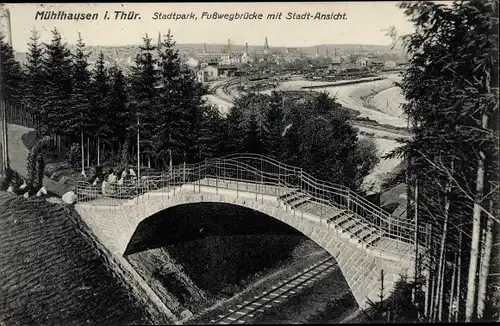 Ak Mühlhausen in Thüringen, Stadtpark, Fußwegbrücke mit Stadtansicht, Bahnschienen