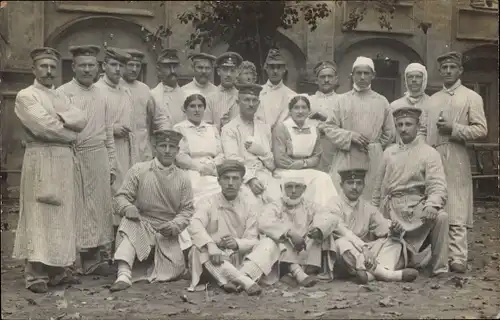 Foto Ak Verwundete Soldaten vor einem Lazarett, Krankenschwestern, I. WK