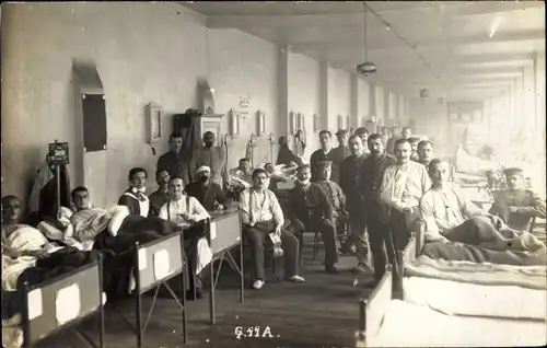 Foto Ak Soldaten in einem Lazarett, Krankenschwester, I. WK